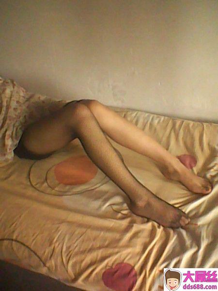床上一对丝袜美腿