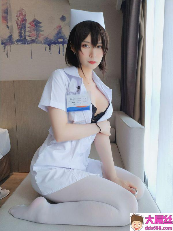写真漂亮的白丝袜护士小姐姐