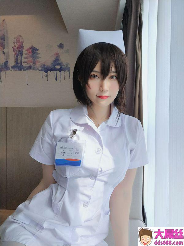 写真漂亮的白丝袜护士小姐姐